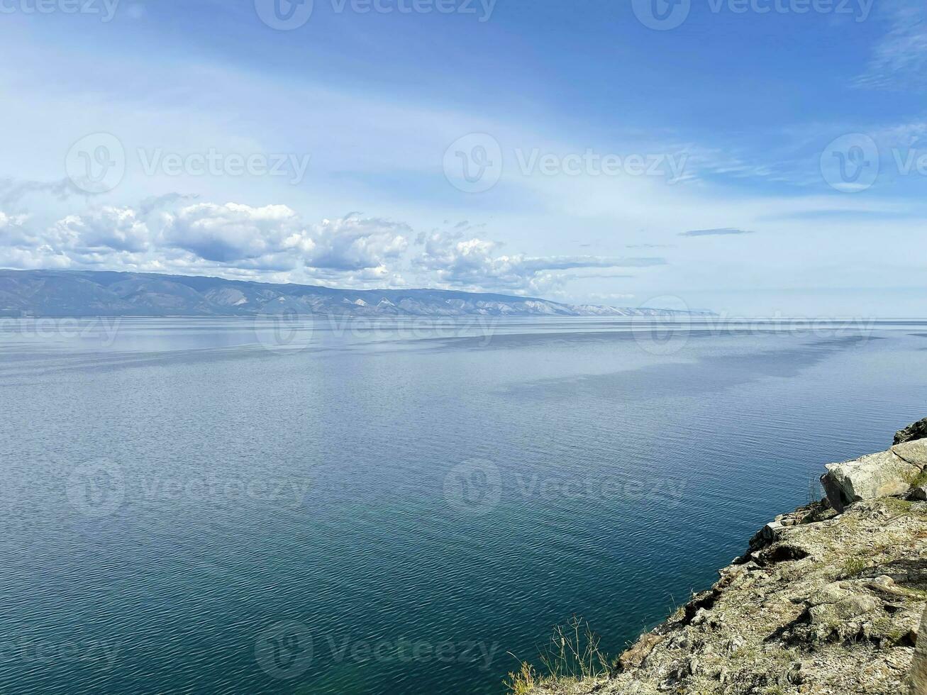 pequeño mar estrecho en un soleado verano día, lago Baikal, Rusia foto