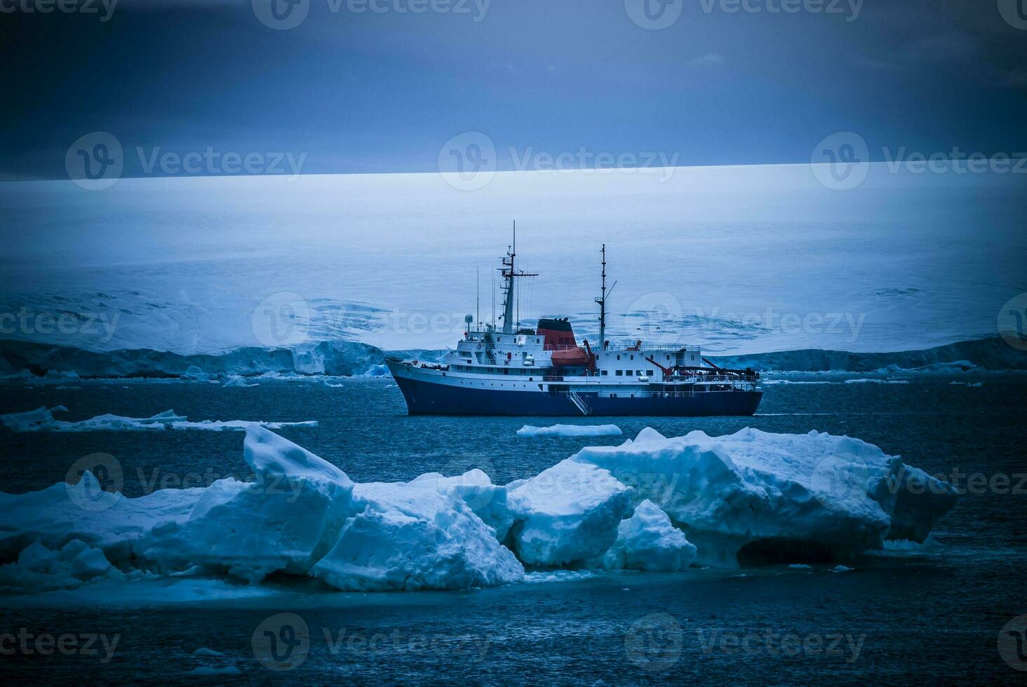 expedición barco, crucero en antártico paisaje, paulet isla, cerca el antártico península foto