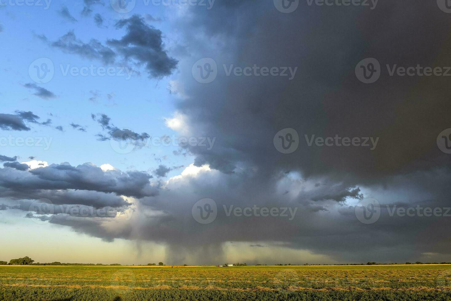 Tormentoso cielo debido a lluvia en el argentino campo, la pampa provincia, Patagonia, argentina. foto