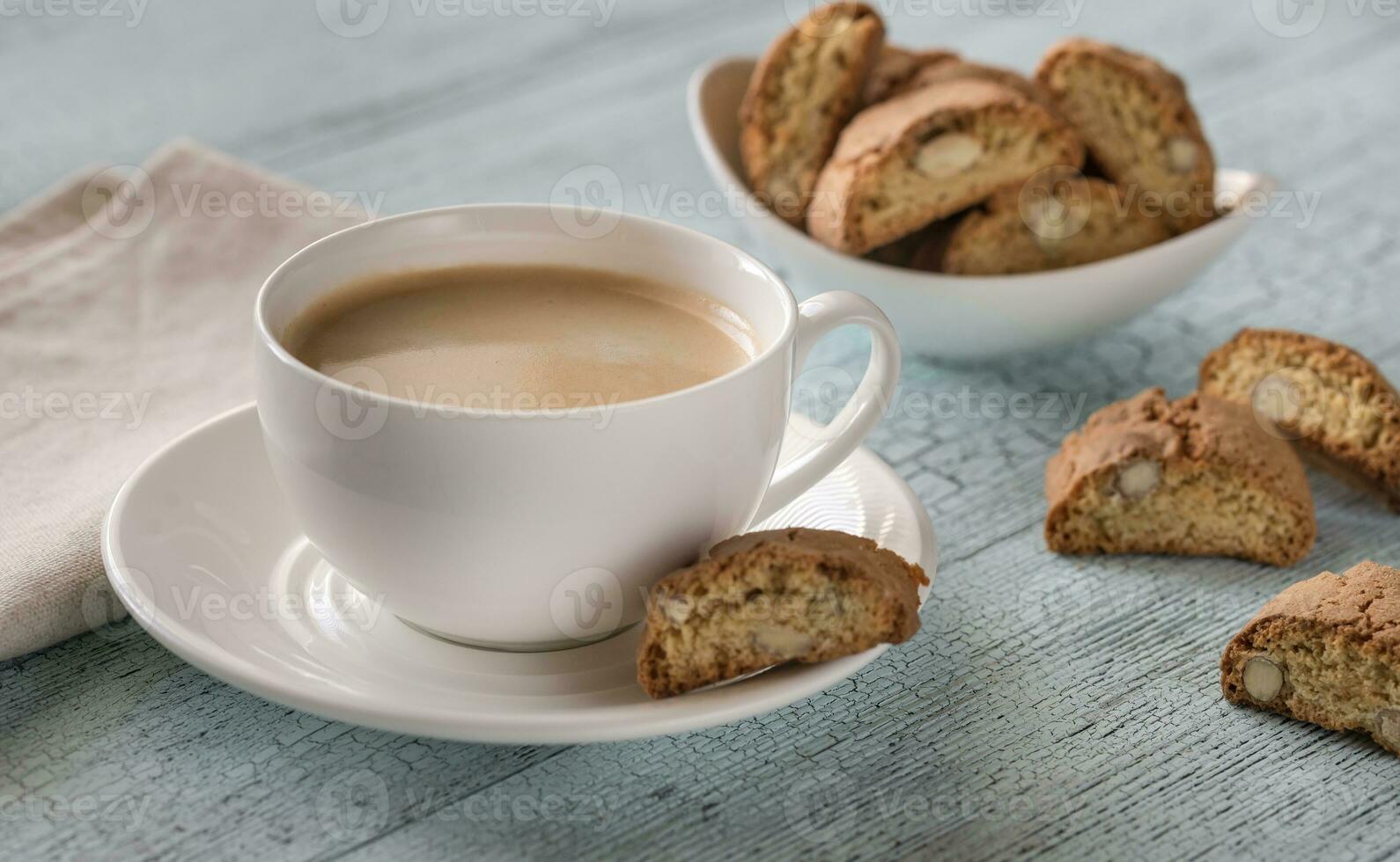 taza de café con cantuccini foto