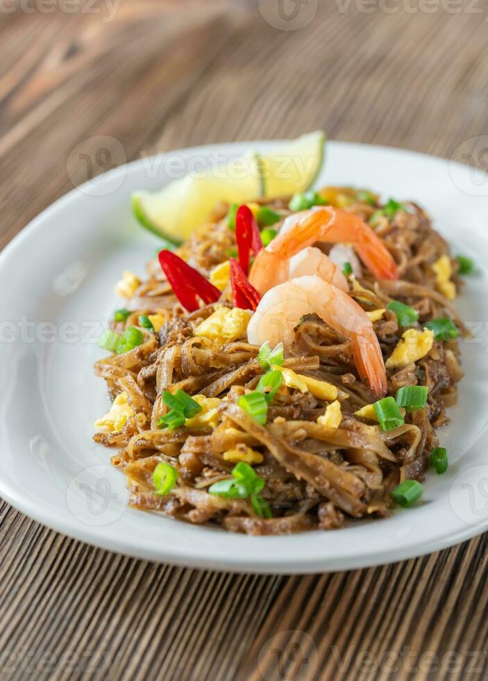 plato de pad thai - fideos de arroz fritos tailandeses foto