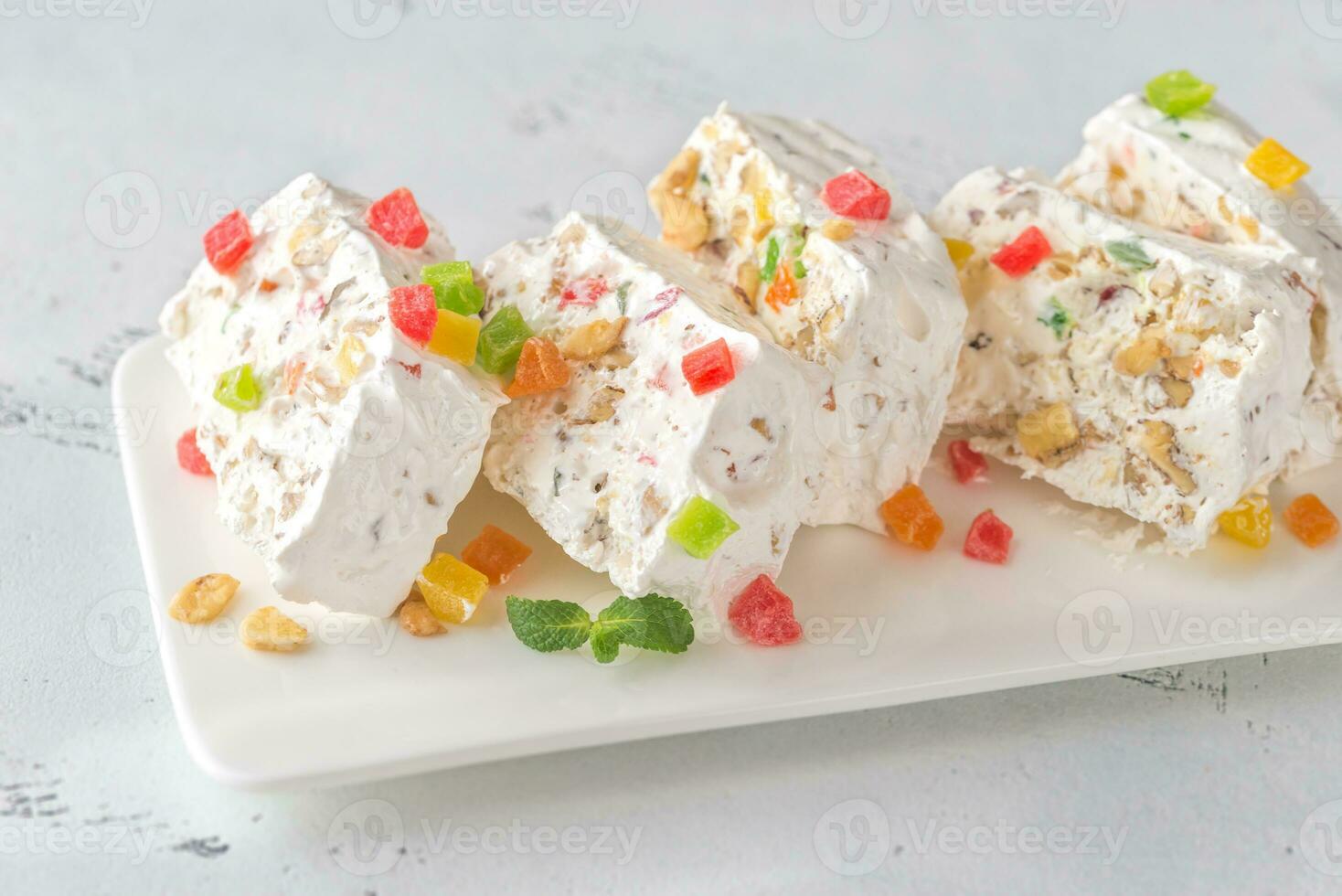 blanco turrón con Fresco menta hojas foto