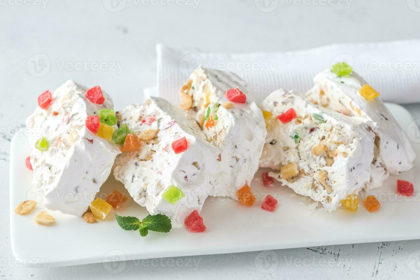 blanco turrón con Fresco menta hojas foto