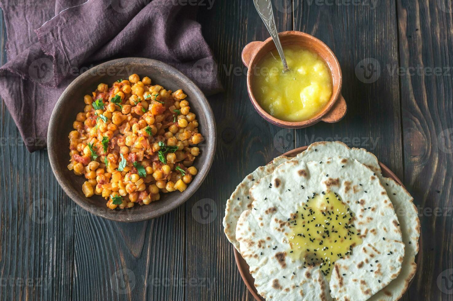 Bowl of chana masala with flatbread photo