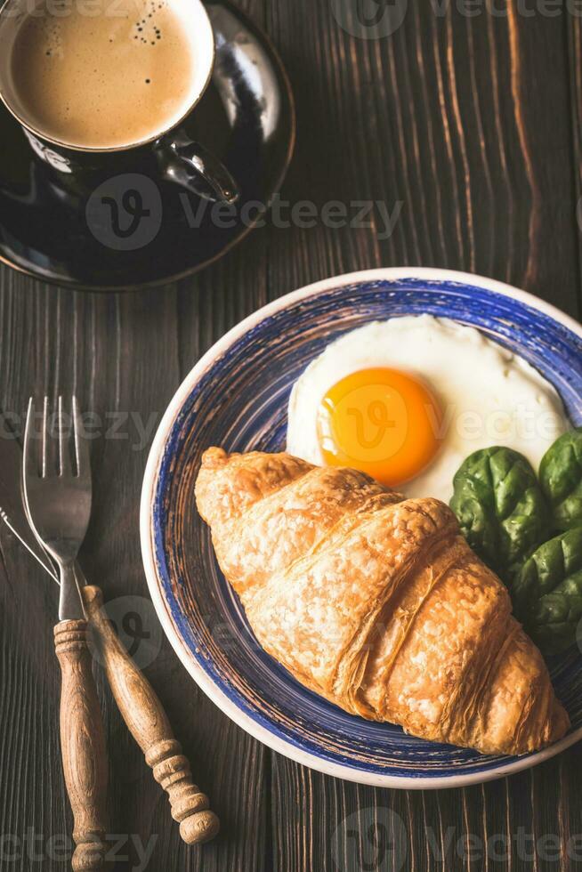 frito huevo con cuerno y un taza de café foto