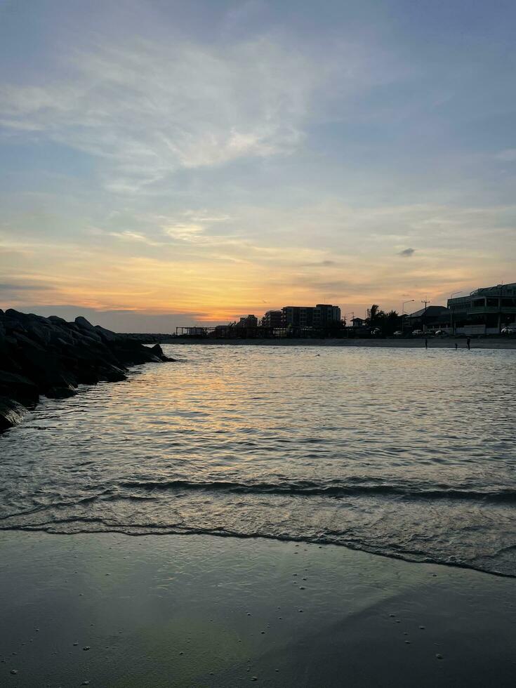 puesta de sol sobre el mar foto