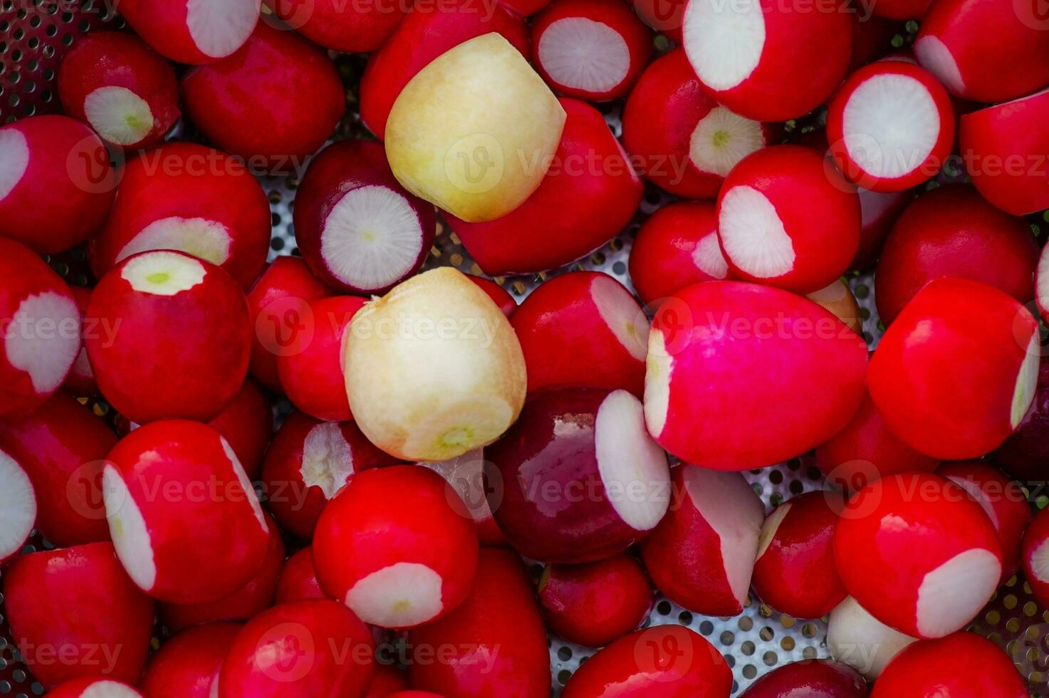 un montón de limpiar rábanos como un antecedentes. amarillo y rojo Fresco rábanos. foto