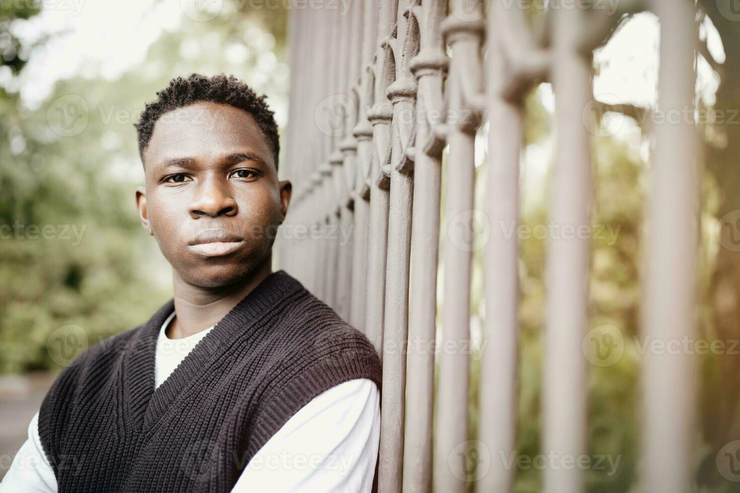 joven africano americano hombre exterior, calle retrato. otoño o primavera temporada foto