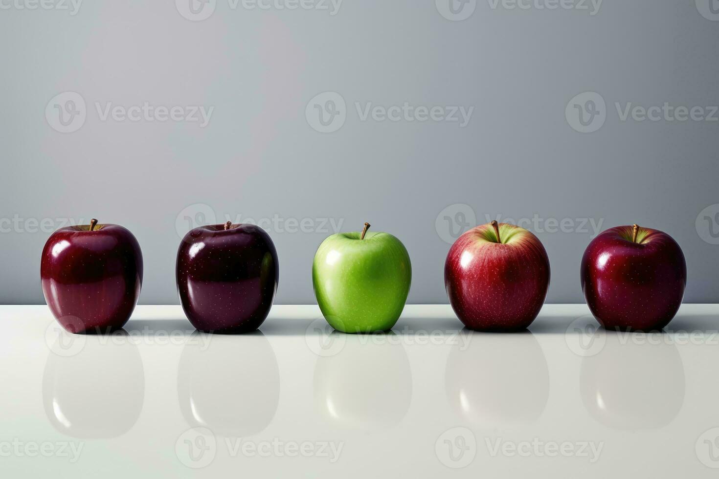 vistoso manzanas línea arriba en blanco superficie foto