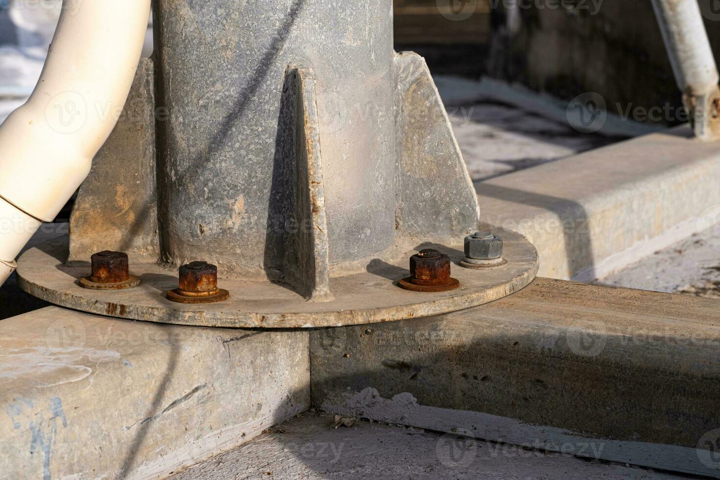 el tornillo ese sostiene el grueso acero en el edificio para un largo hora Hasta que es completamente oxidado muy largo Servicio vida es hora a cambio foto