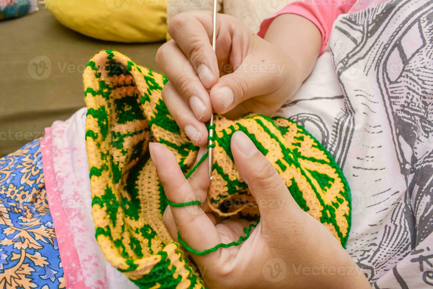 kochet con verde y amarillo tejido de punto hilo foto