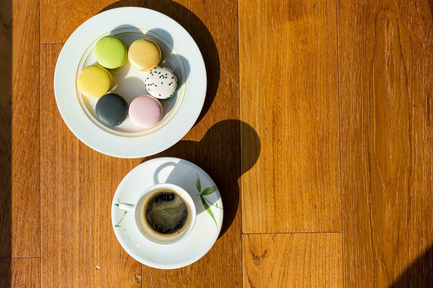 taza de café y francés macaron en un antiguo de madera mesa. , parte superior ver foto