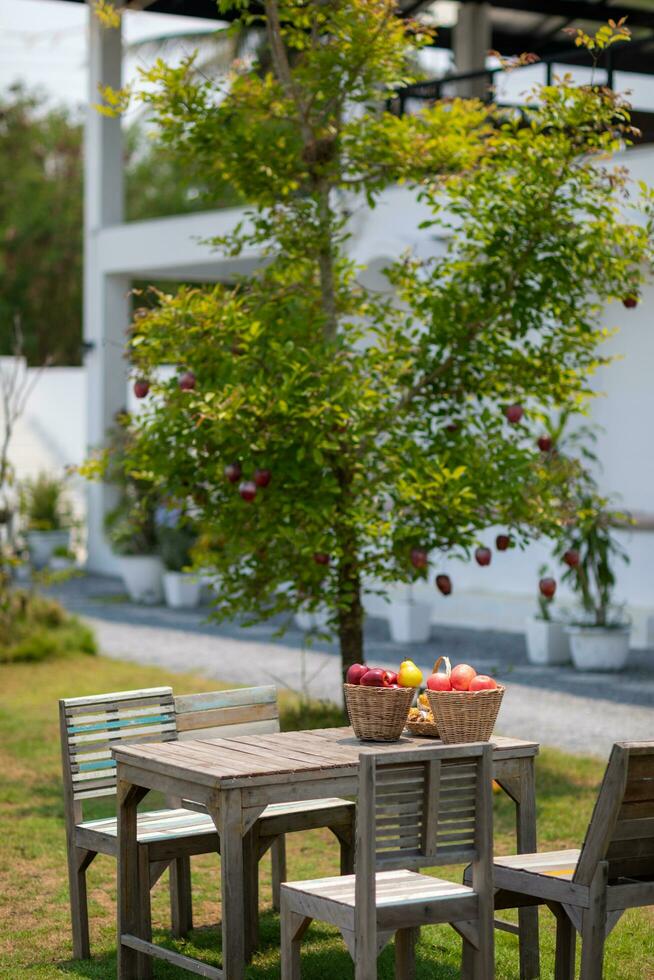 un pan y Fruta en el mesa en el jardín. imagen selectivo atención foto