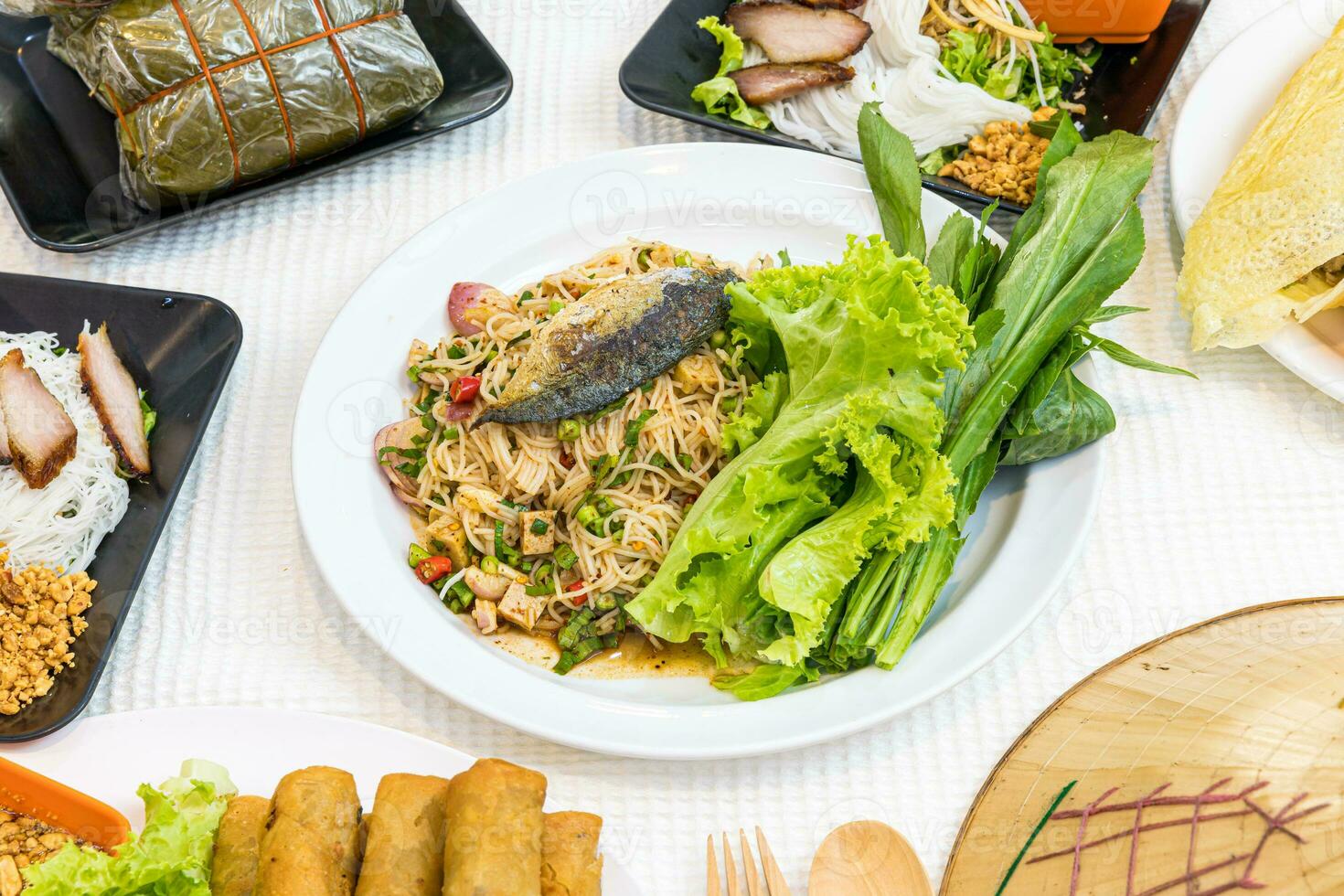 arroz fideos tallarines picante ensalada con caballa pescado en en escabeche pescado salsa . tailandés comida fusión - vietnamita alimento. foto