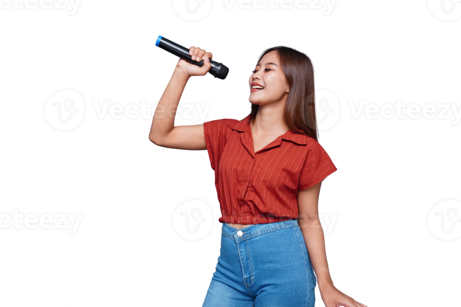 magnifique asiatique femme en chantant et en portant microphone yeux fermé png