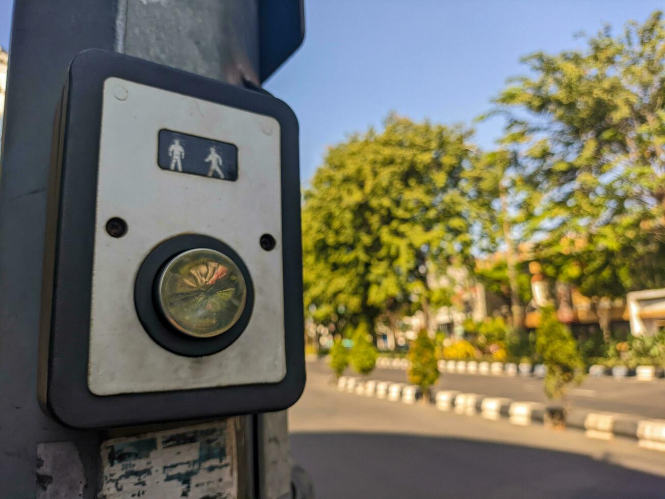 un botón a giro en el tráfico ligero para peatones cruce foto