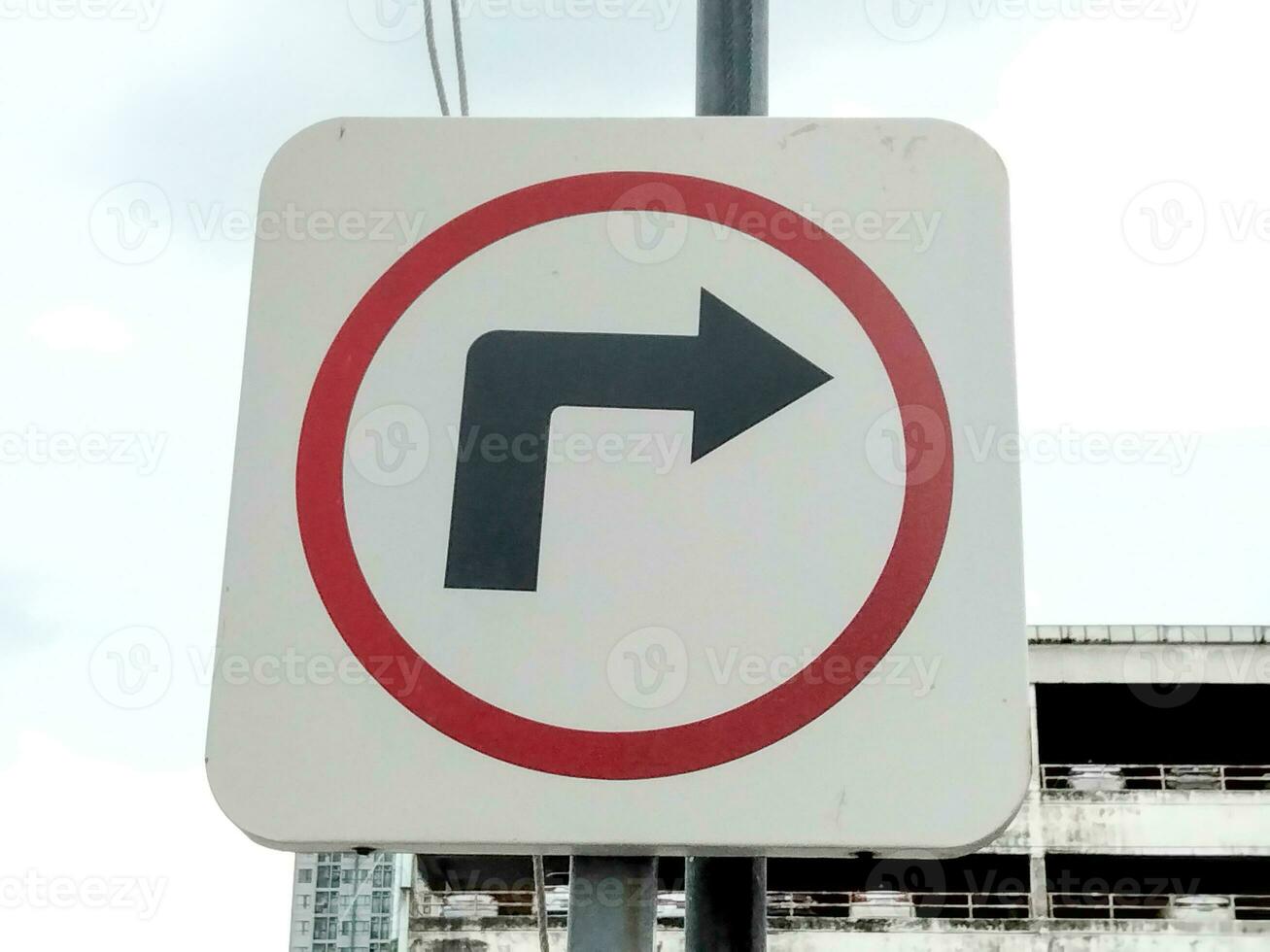 Sign indicating the right turn photo