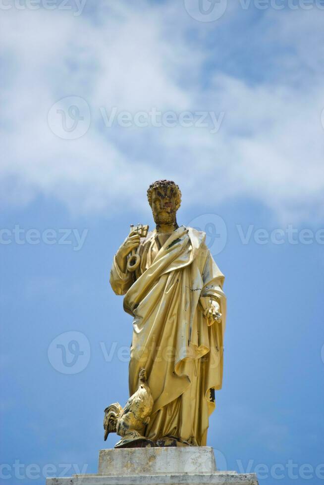 dorado estatua de el Santo cielo antecedentes. foto