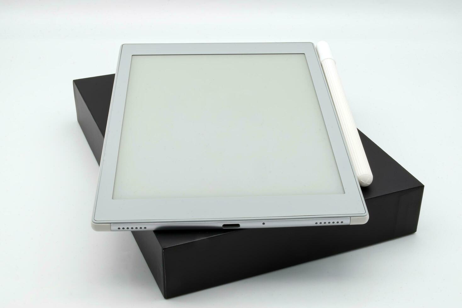 libro electronico tableta lector aislado en blanco antecedentes. foto