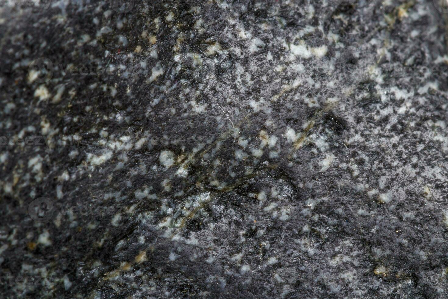 Macro piedra mineral biotita un fondo blanco. foto