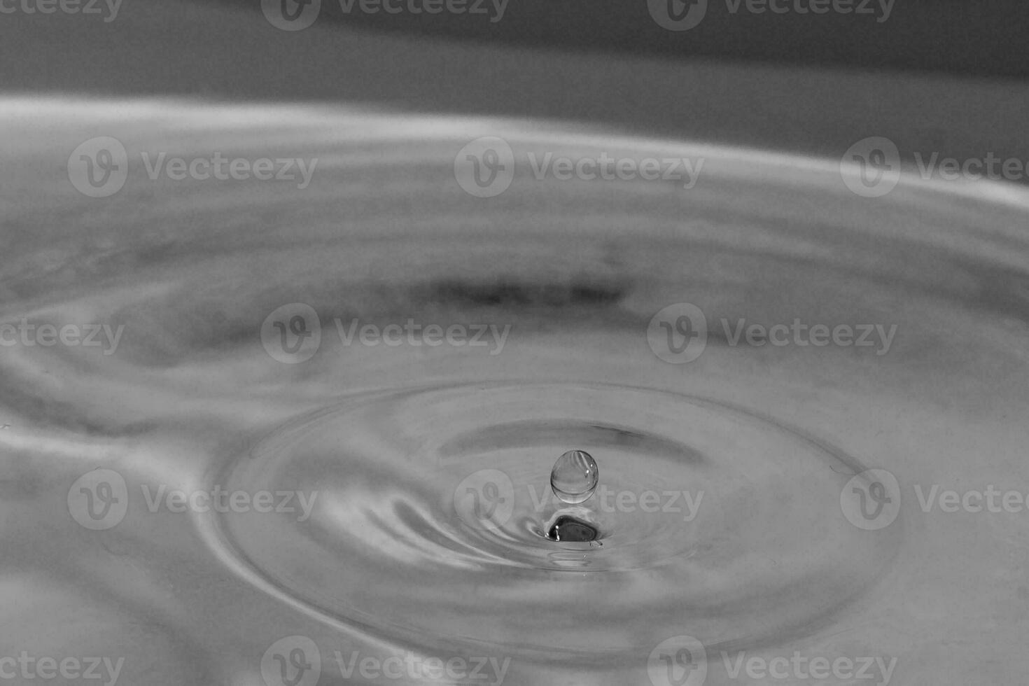 gotas que caen en el agua foto