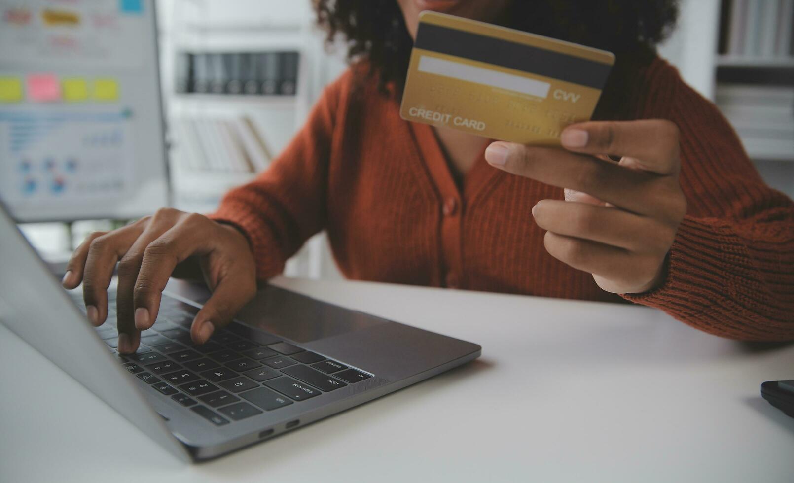 cerrar las manos femeninas con tarjeta de crédito y teléfono inteligente, mujer joven pagando en línea, usando el servicio bancario, ingresando información, comprando, ordenando en la tienda de Internet, haciendo pagos seguros foto