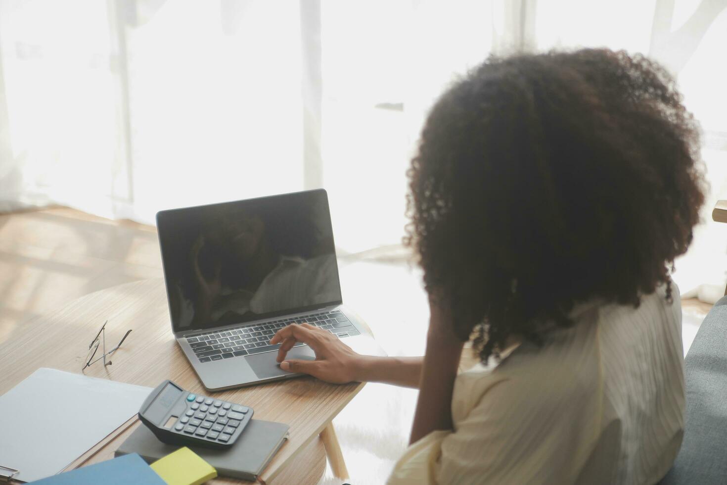 mujer pequeño negocio dueño, negocio comienzo arriba conceptual, joven empresario trabajo con ordenador portátil vender producto en línea comercio, bandera amplio dimensión foto