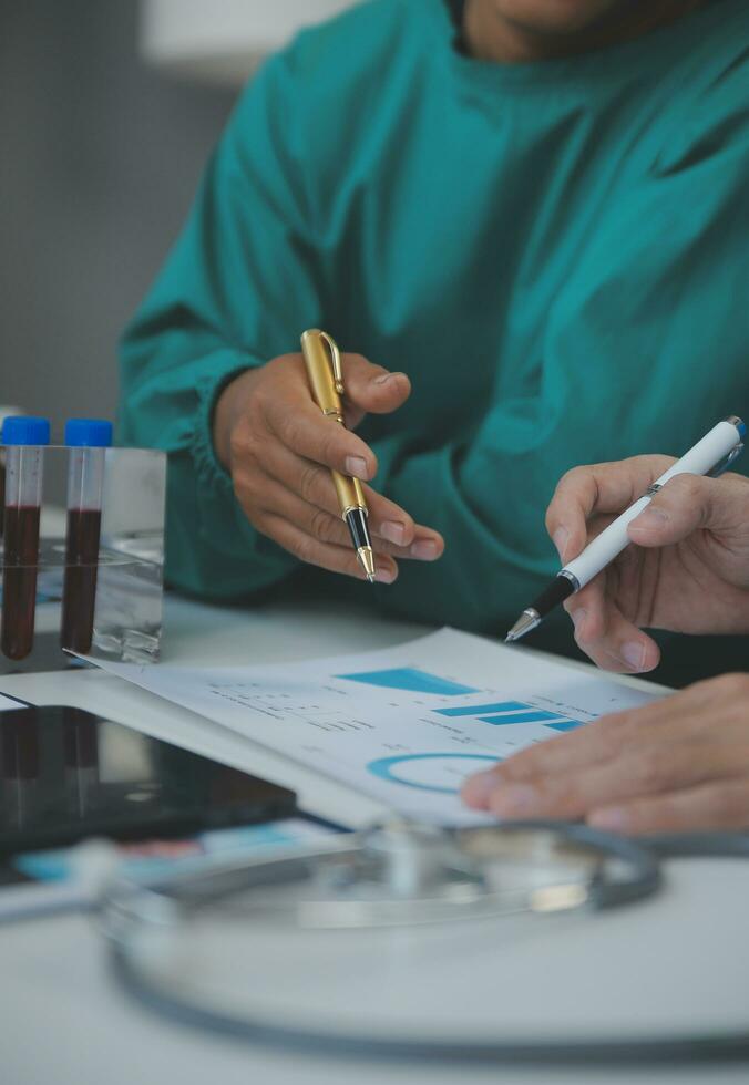 médico tecnología red equipo reunión concepto. médico mano trabajando inteligente teléfono moderno digital tableta ordenador portátil computadora gráficos gráfico interfaz, Dom vigas efecto foto