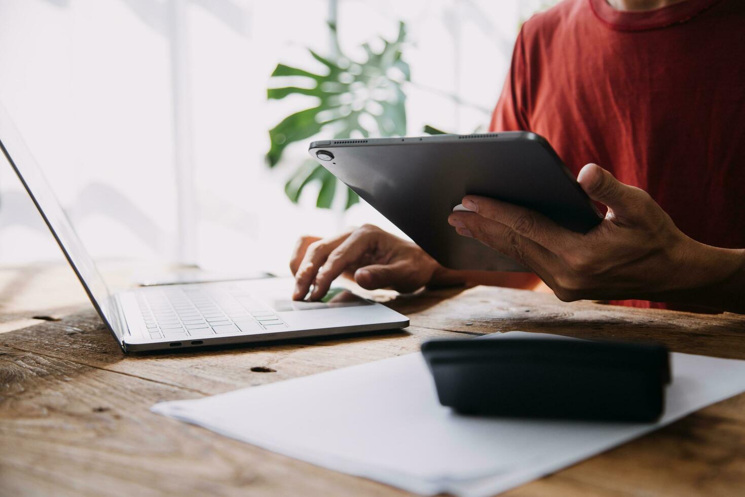 empresario empresario asiático y mujer de negocios discutiendo un nuevo proyecto de negocios en tableta en una reunión moderna en una oficina moderna, concepto casual de negocios asiáticos. foto