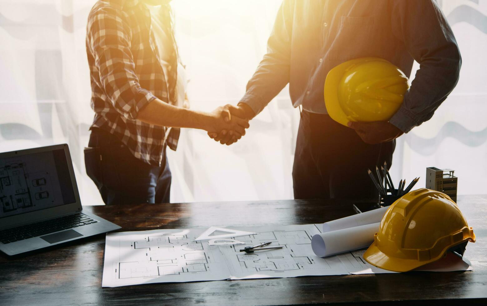 reunión de trabajo en equipo de ingenieros, trabajo de dibujo en la reunión de planos para el trabajo del proyecto con un socio en la construcción de modelos y herramientas de ingeniería en el concepto de sitio de trabajo, construcción y estructura. foto