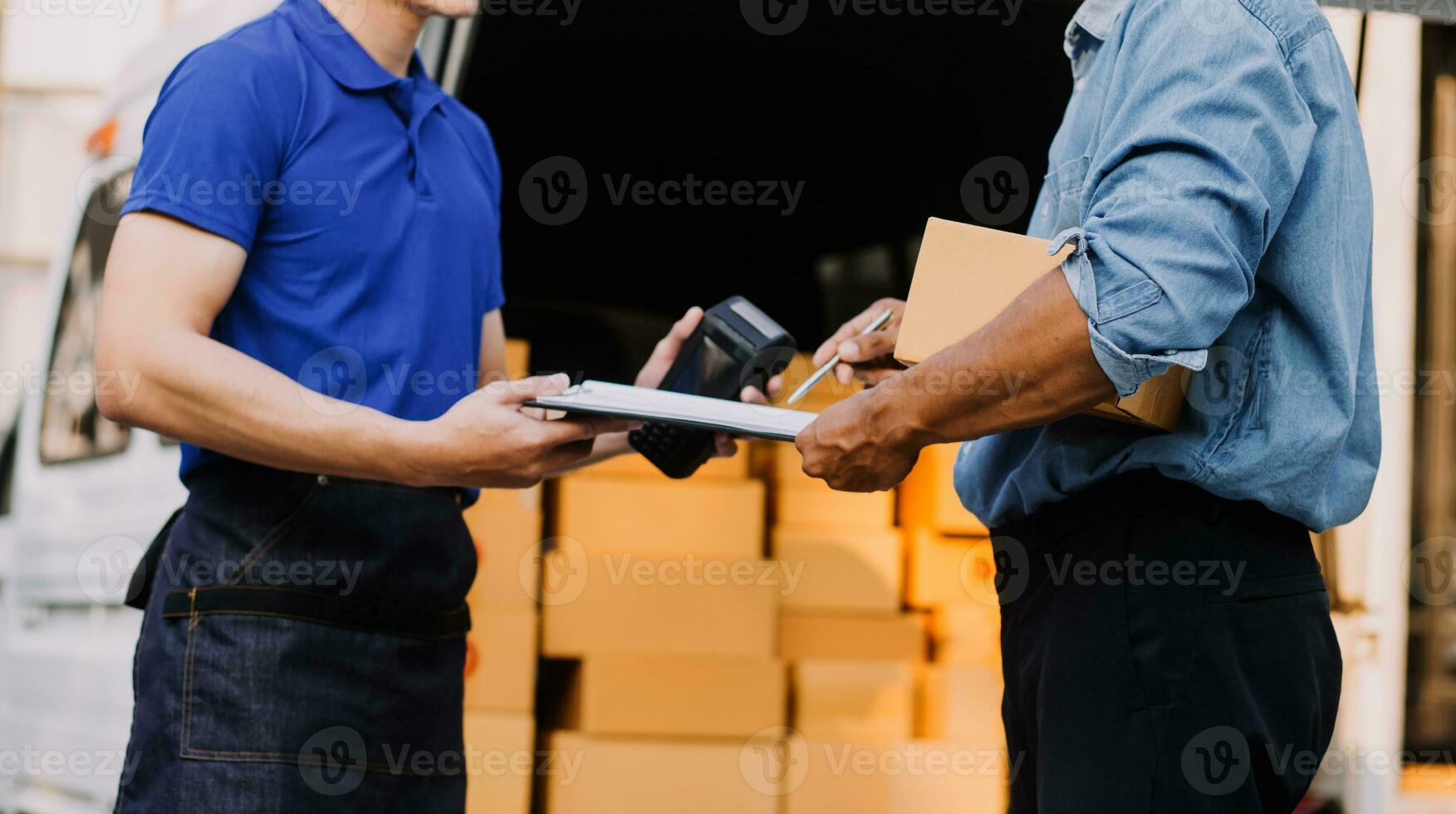 mujer joven dueña de una pequeña empresa comprando en línea en casa. tomando nota de los pedidos de los clientes con teléfonos móviles. pyme emprendedor o concepto de estilo de vida independiente. foto