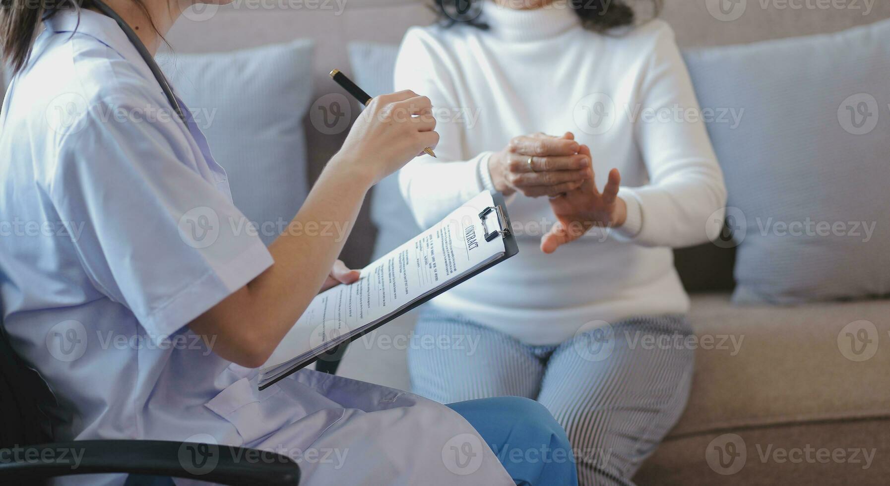 médico y paciente hablando mientras sentado a el escritorio en hospital oficina, de cerca de humano manos. medicina y salud cuidado concepto foto