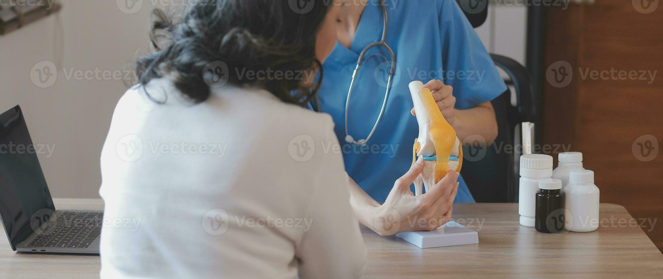 médico y paciente hablando mientras sentado a el escritorio en hospital oficina, de cerca de humano manos. medicina y salud cuidado concepto foto