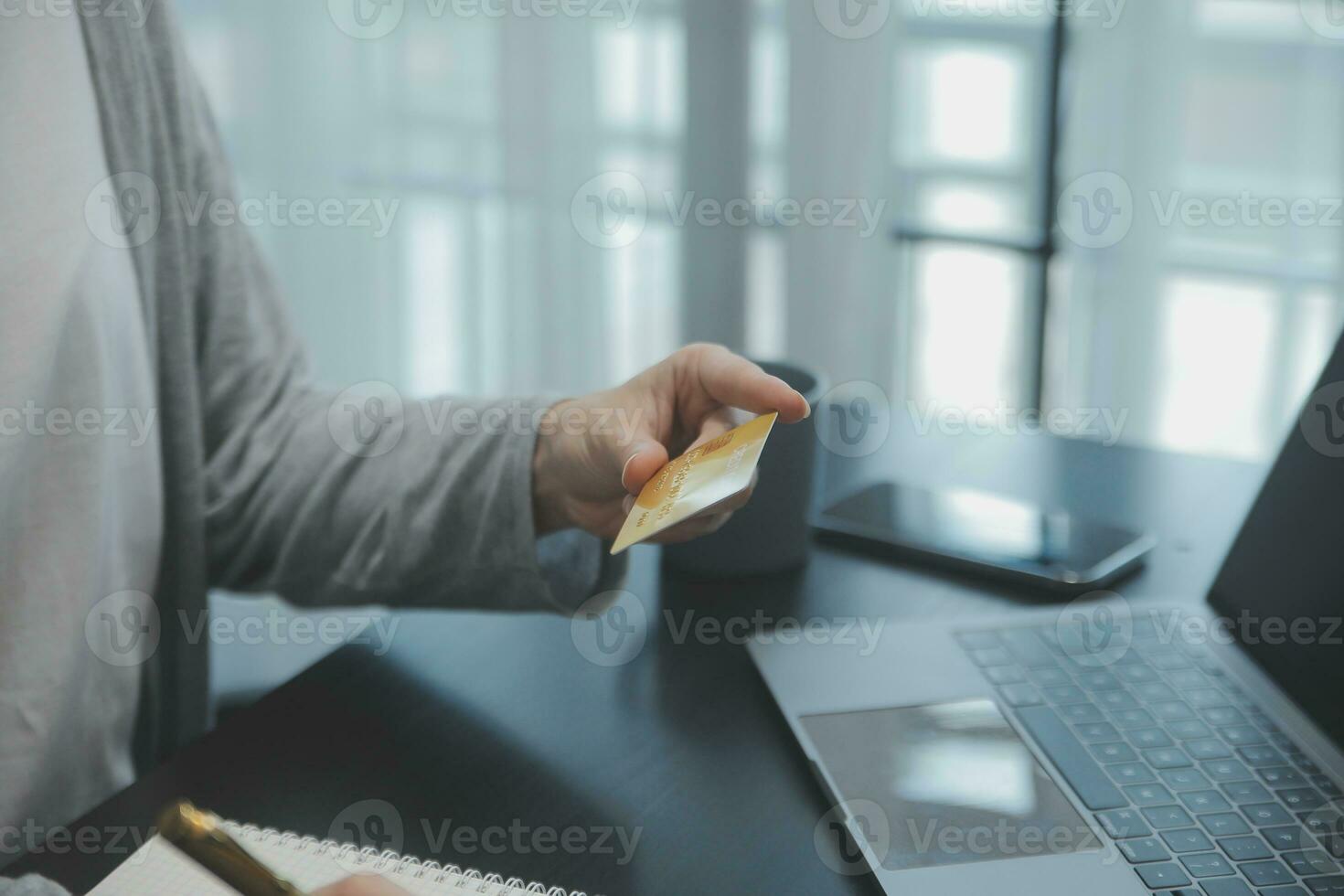 mujer participación crédito tarjeta y utilizando teléfonos inteligentes a casa.online compras, Internet bancario, Tienda en línea, pago, gasto dinero, comercio electrónico pago a el almacenar, crédito tarjeta, concepto foto