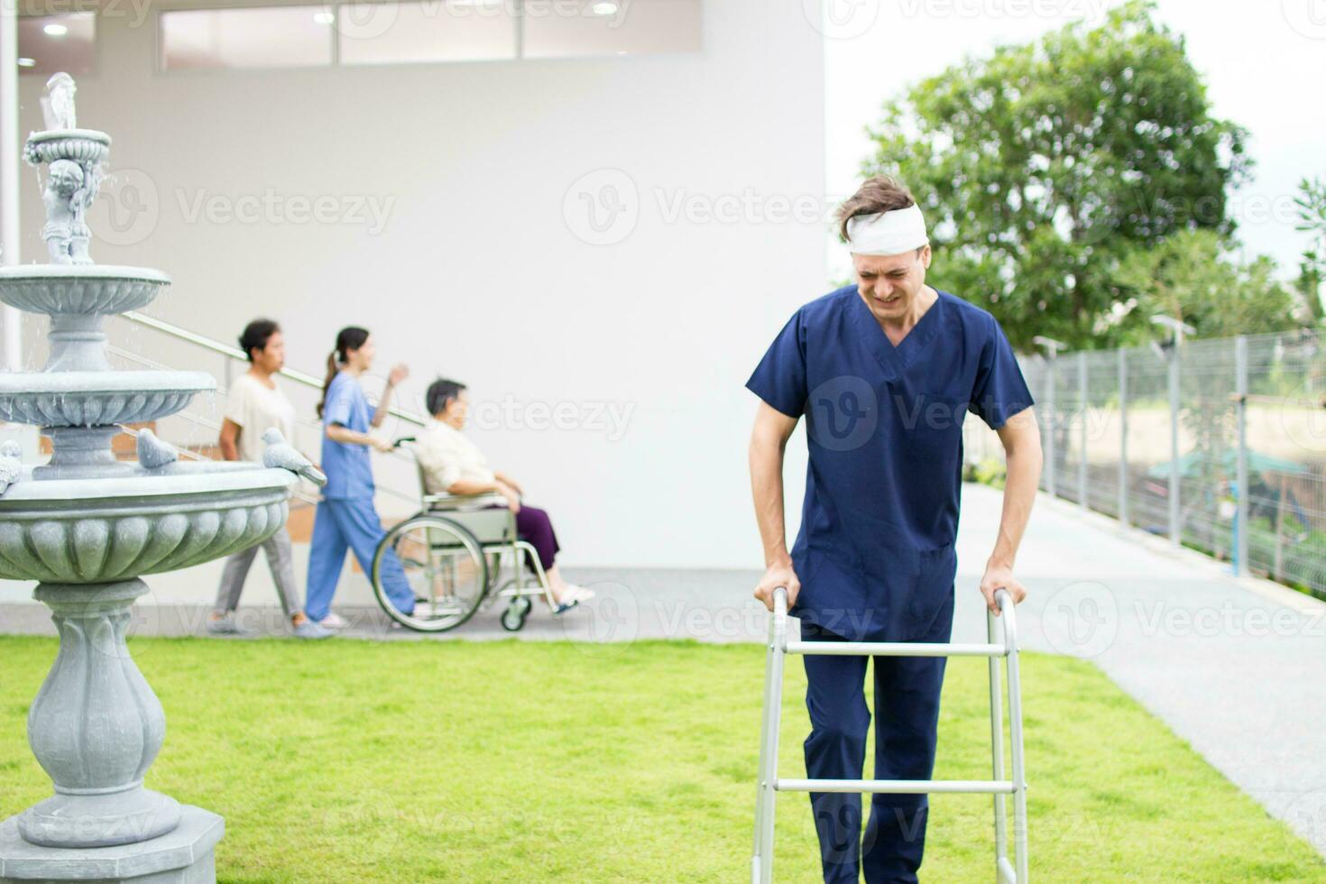 paciente utilizando movilidad caminante en jardín a sanatorio centrar foto