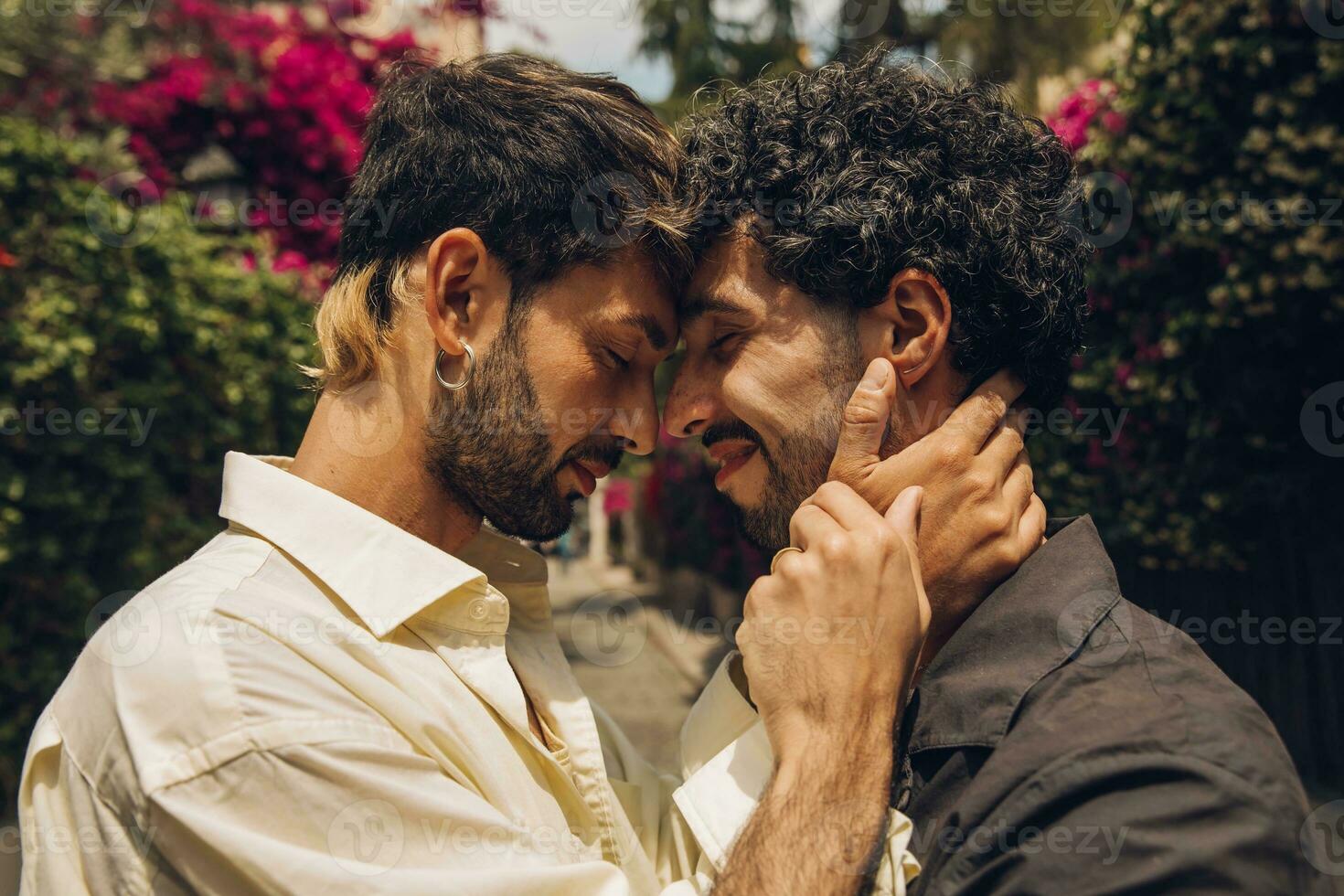 gay Pareja en amor abrazando cada otro al aire libre. de cerca retrato de un gay Pareja foto