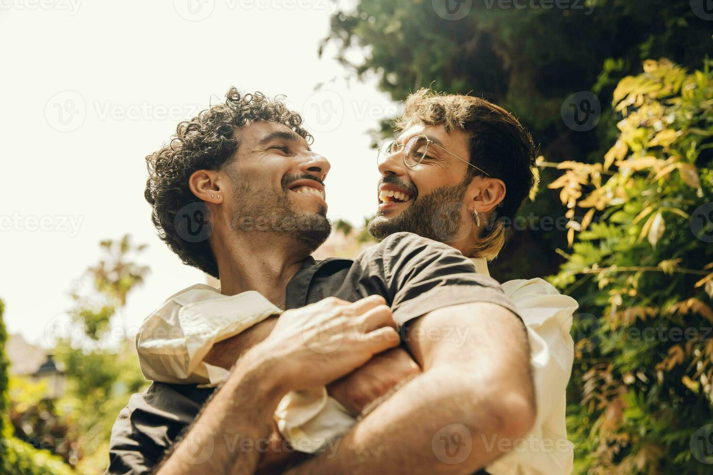 gay Pareja en amor abrazando cada otro al aire libre. de cerca retrato de un gay Pareja foto