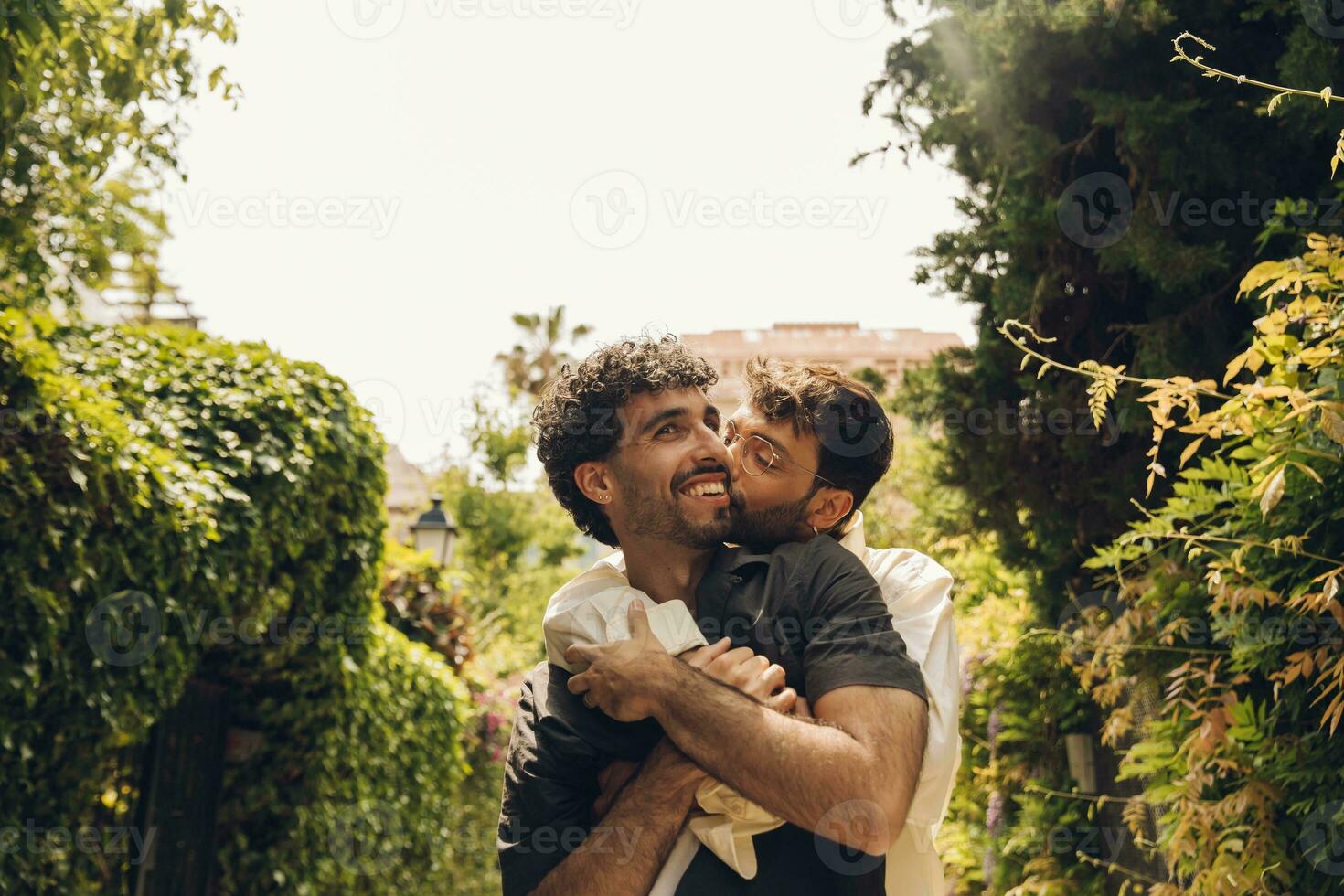 gay Pareja en amor abrazando cada otro al aire libre. de cerca retrato de un gay Pareja foto