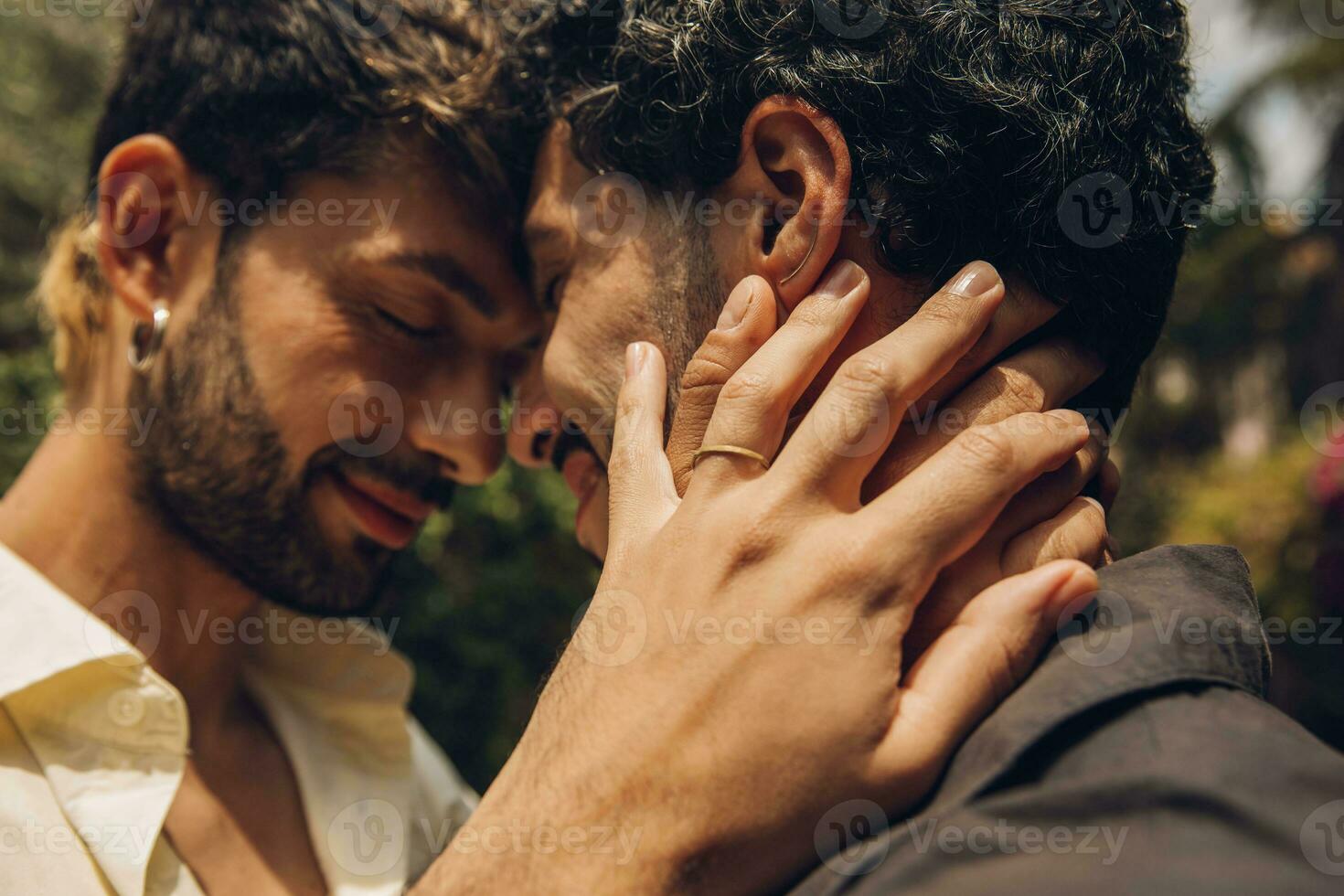 gay Pareja en amor abrazando cada otro al aire libre. de cerca retrato de un gay Pareja foto