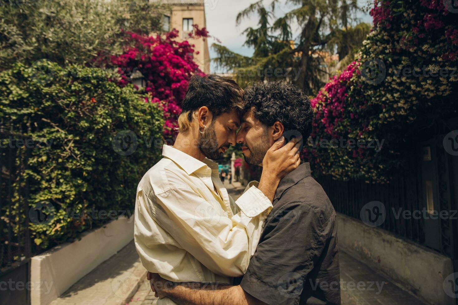 gay Pareja en amor abrazando cada otro al aire libre. de cerca retrato de un gay Pareja foto