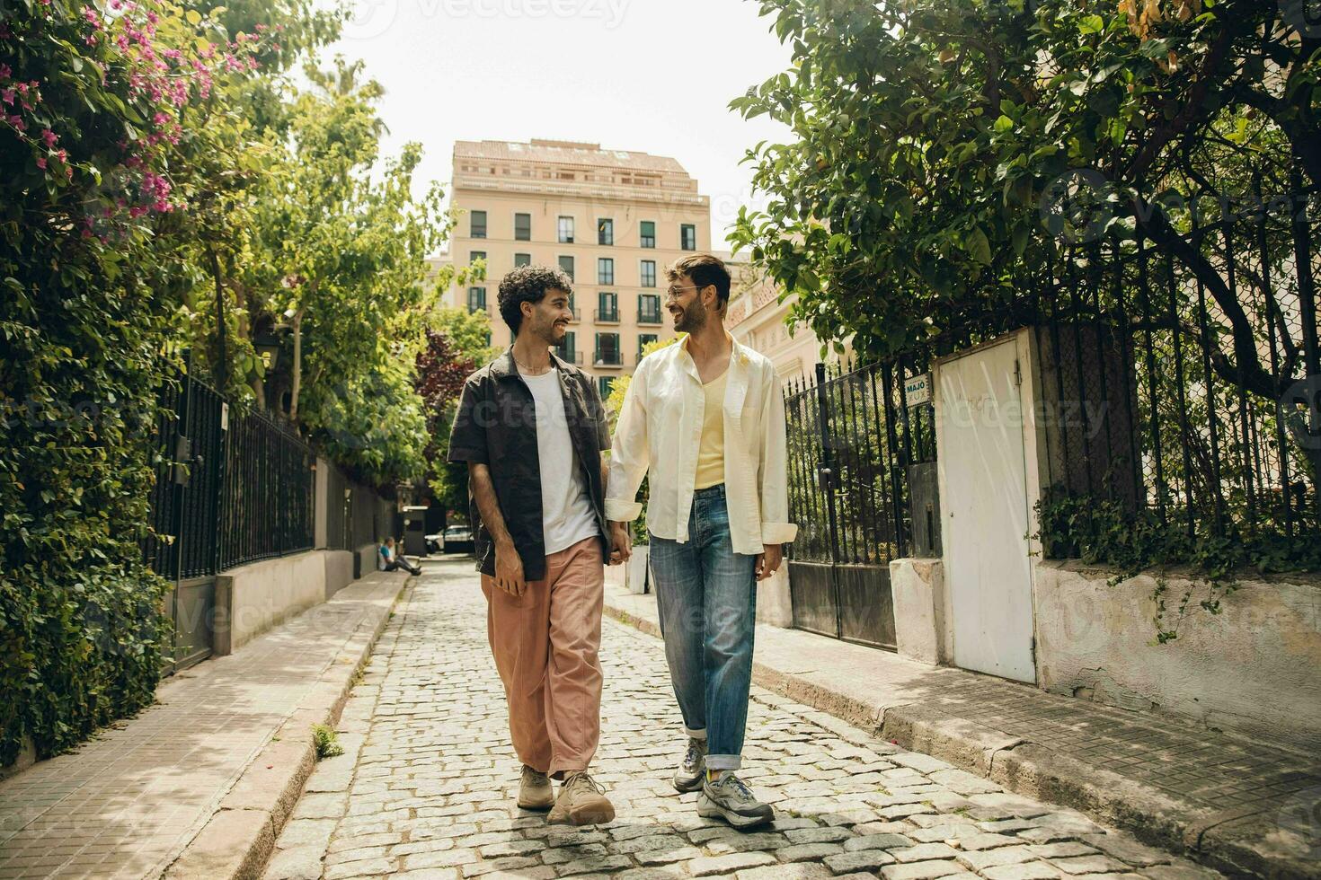 gay Pareja en amor abrazando cada otro al aire libre. de cerca retrato de un gay Pareja foto