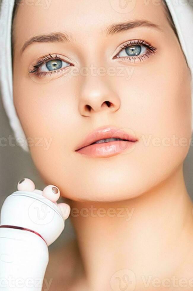 anti-envejecimiento cosmetología y belleza tratamiento producto, mujer utilizando cara contorno masaje rodillo dispositivo como estiramiento facial procedimiento y protección de la piel rutina foto