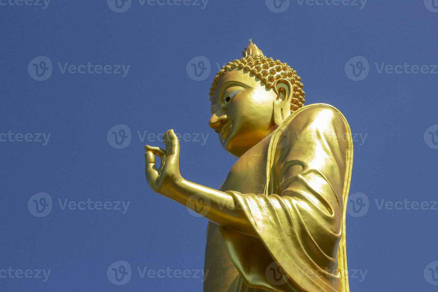 Buda en azul cielo antecedentes foto