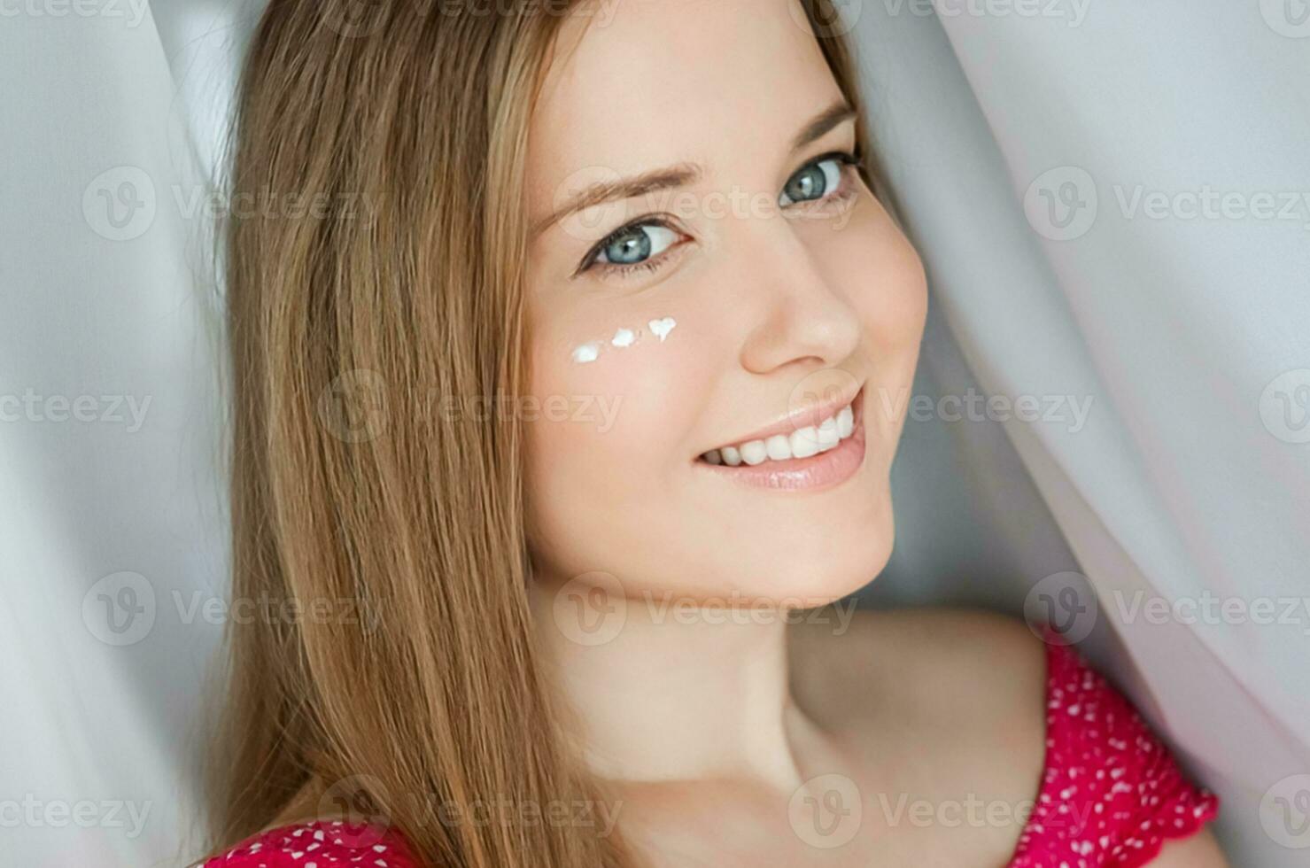 hermosa mujer con protección de la piel crema en su cara foto