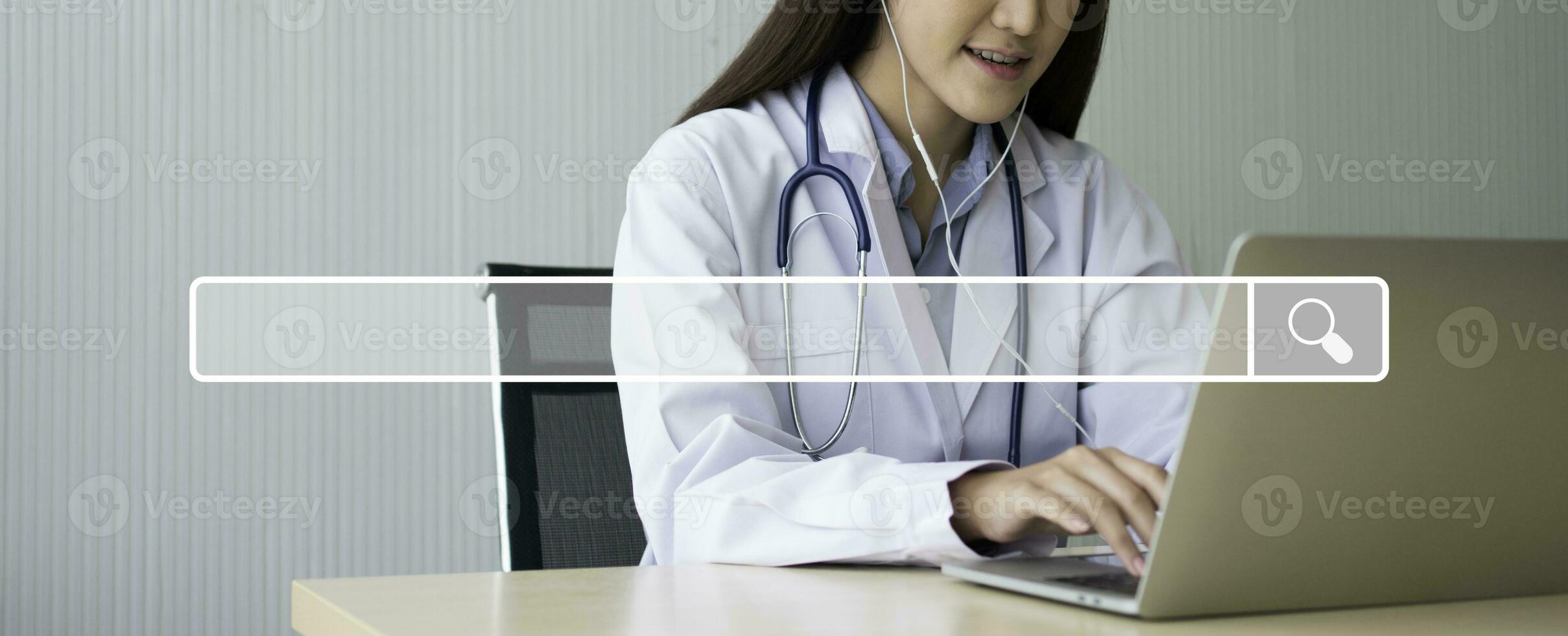 buscando hojeada Internet bar en asiático mujer médico es en línea visitando con un paciente fondo, concepto de buscando hojeada Internet datos información redes para médico y cuidado de la salud foto