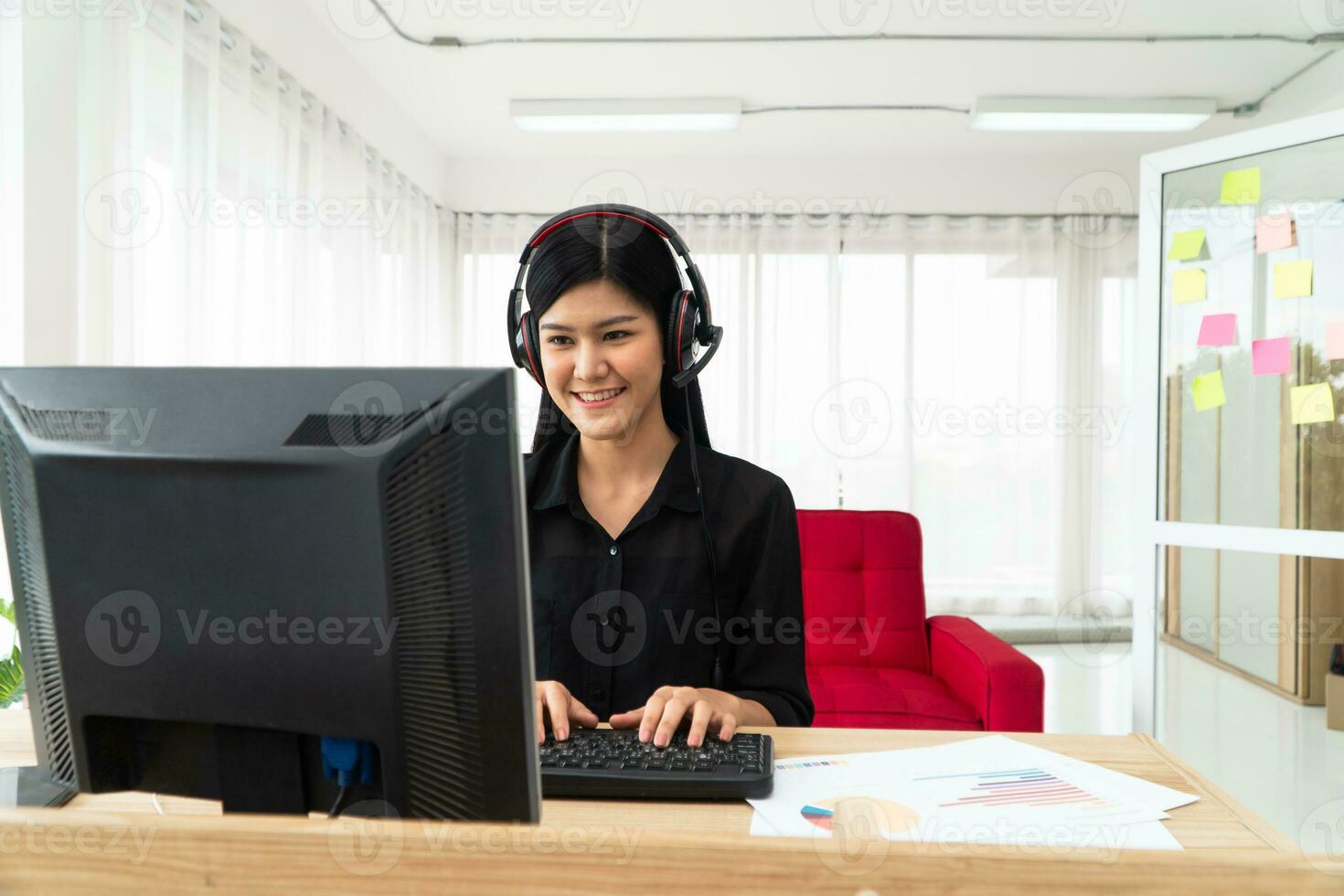 videoconferencia de mujer de negocios asiática para hablar con colegas que trabajan desde la oficina en casa con auriculares, estudiante hablando por videoconferencia, profesora formadora de casa en la sala de estar foto