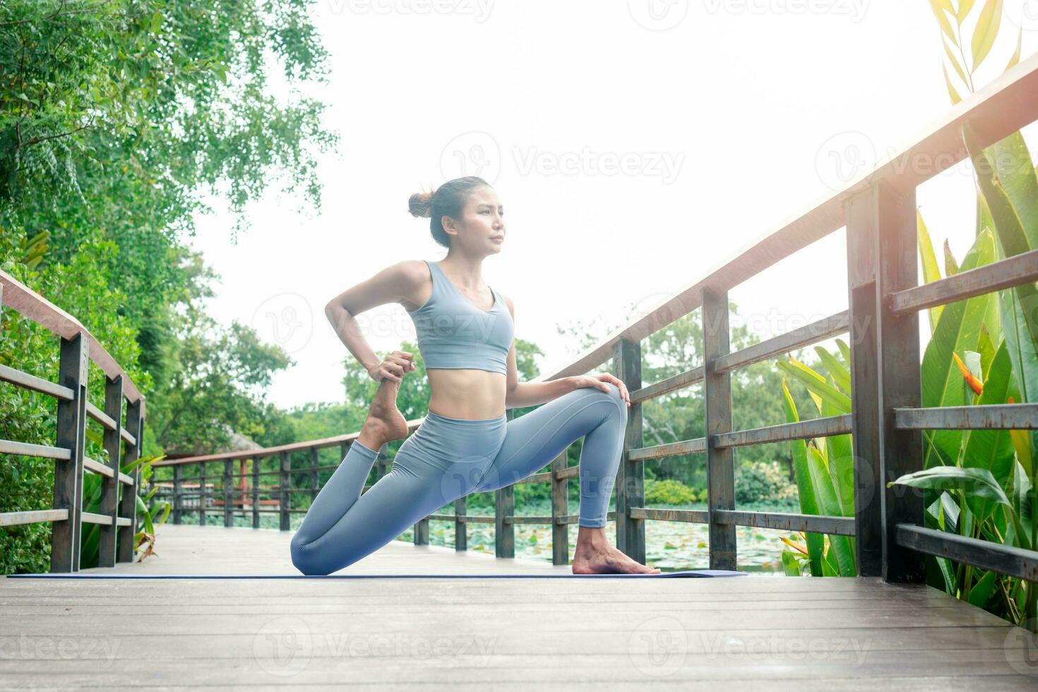 retrato de un joven mujer haciendo yoga en el jardín para un ejercicio. concepto de estilo de vida aptitud y saludable. asiático mujer son practicando yoga en el parque. foto
