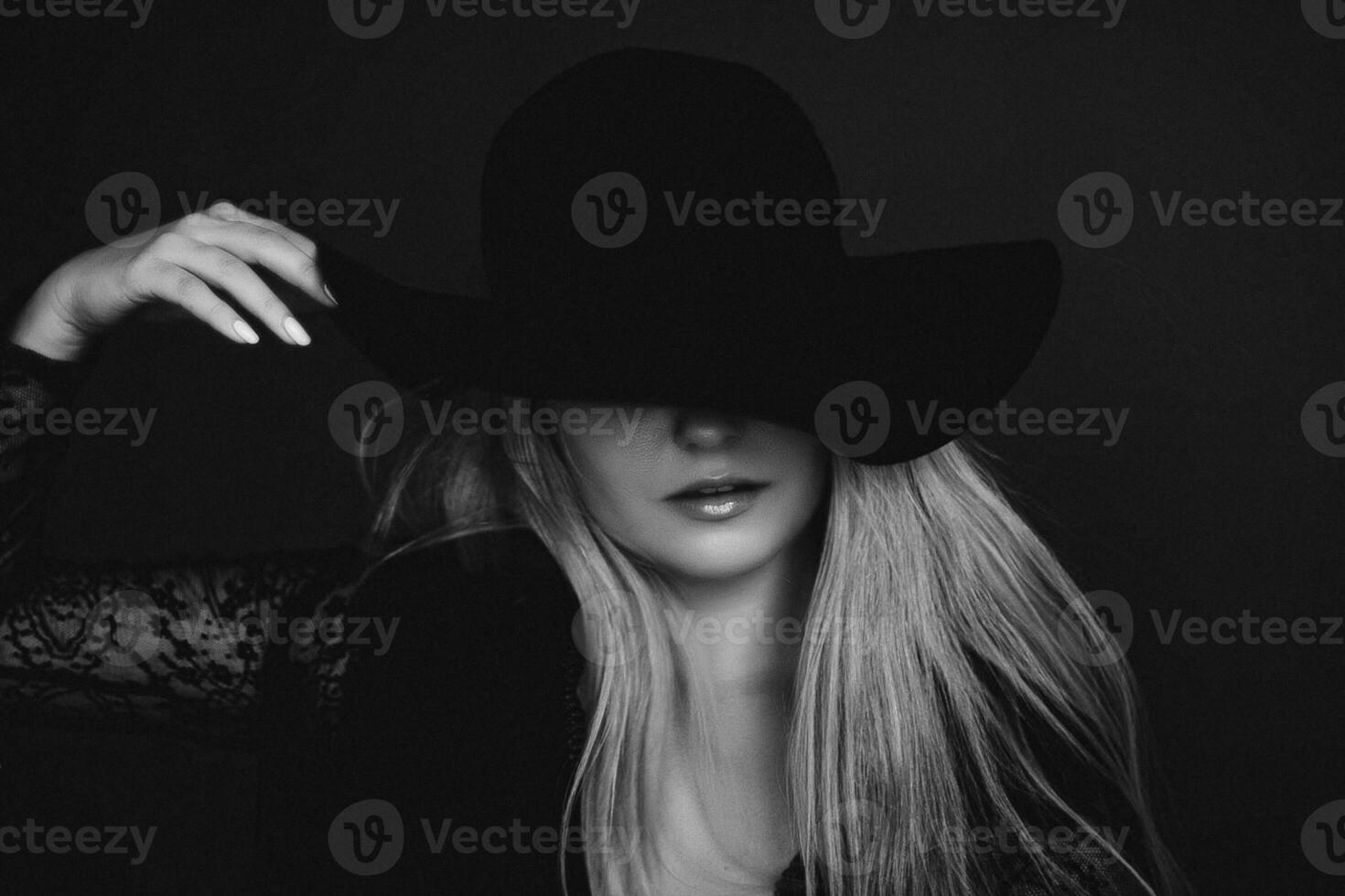 hermosa rubia mujer vistiendo un sombrero, artístico película retrato en negro y blanco para Moda Campaña y belleza marca foto