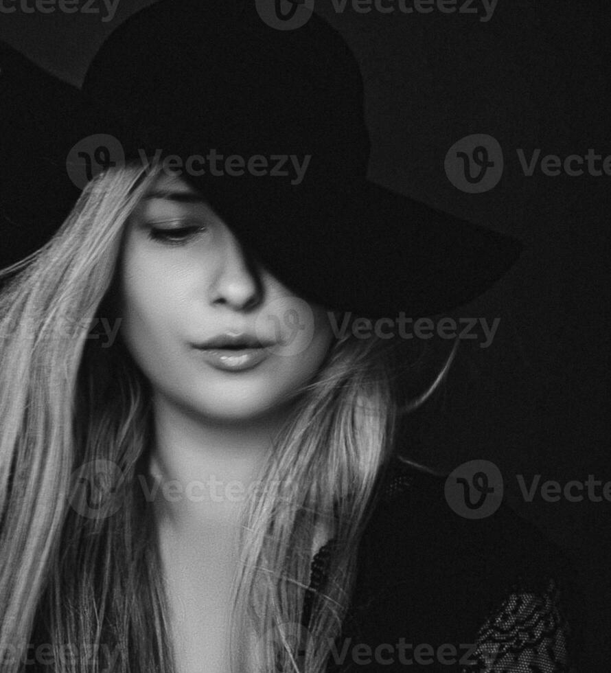 hermosa rubia mujer vistiendo un sombrero, artístico película retrato en negro y blanco para Moda Campaña y belleza marca foto