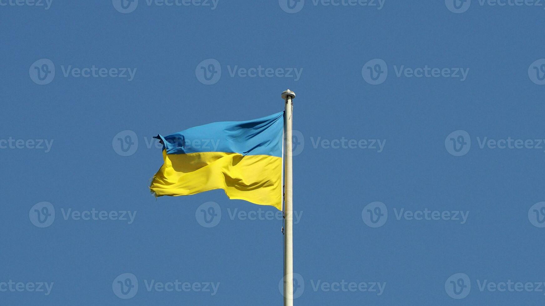 bandera ucraniana de ucrania sobre el cielo azul foto